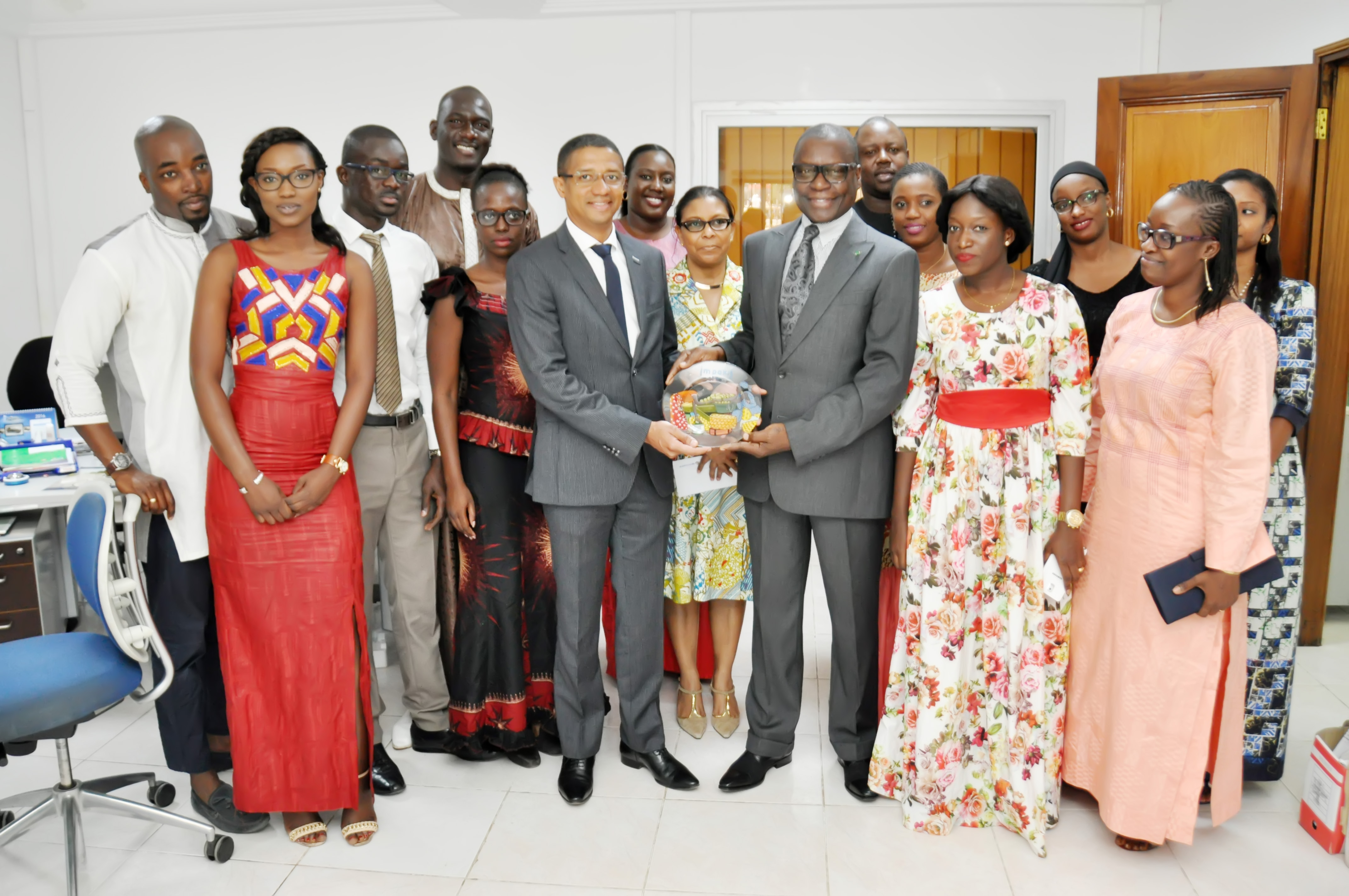 Messieurs Patrick Brochet directeur de Impaxis Securities et Pierre Goudiaby Atepa , Président du Conseil d`administration de la BRVM au centre