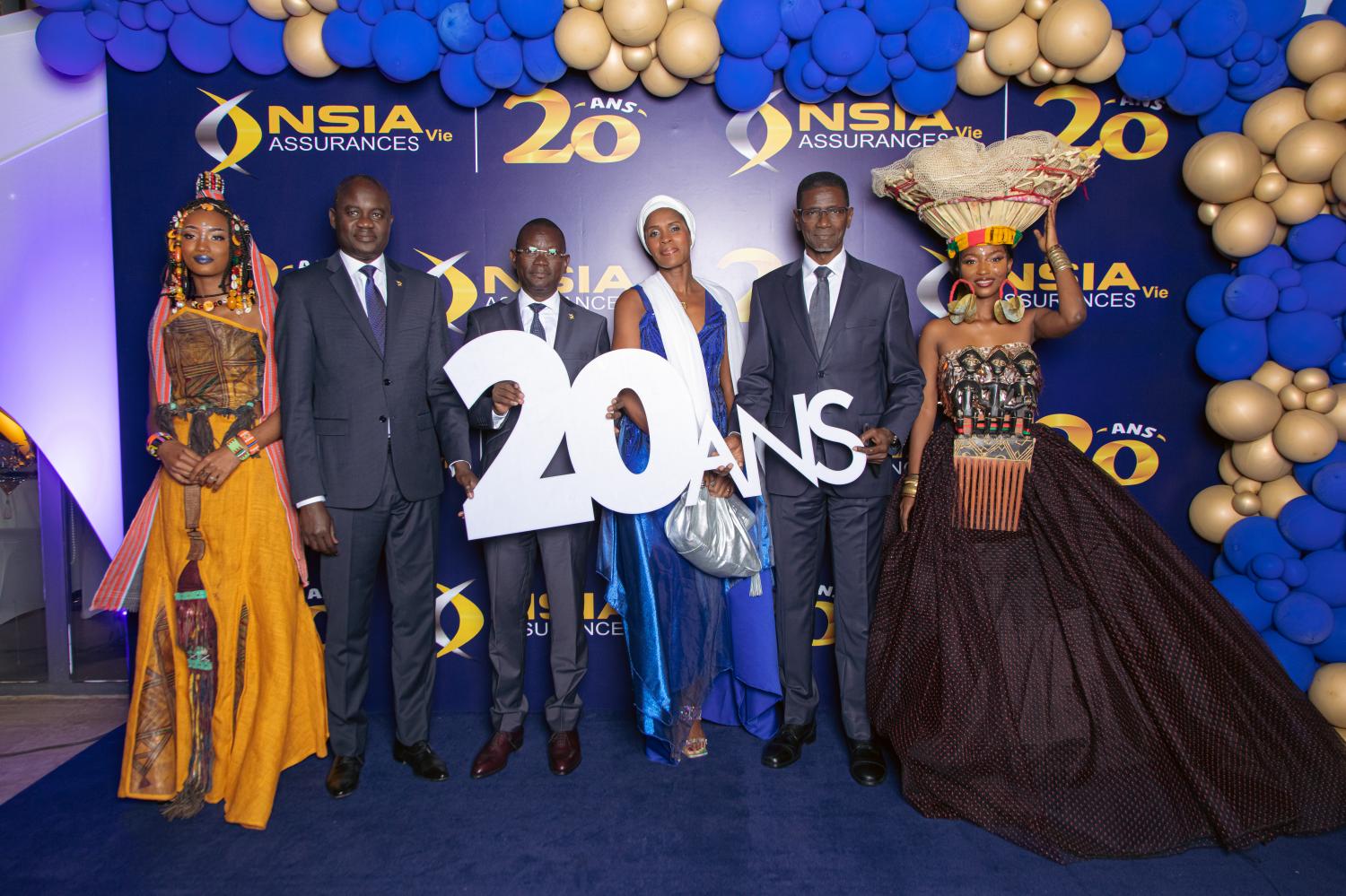 Le directeur général Papa Seyni THIAM en compagnie de la directrice générale adjointe Groupe Mme EHILE Dominique DIAGOU, du Président du conseil d’administration M.Sidy FAYE et de M.Momar SECK directeur général NSIA Assurances