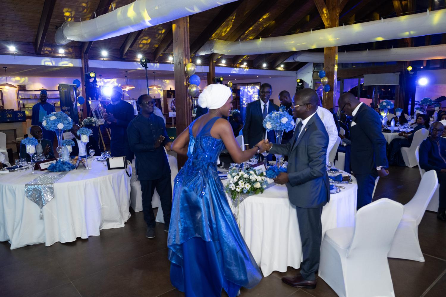 La Directrice générale adjointe du Groupe Mme EHILE Dominique DIAGOU qui félicite M. Papa Seyni THIAM Directeur général de NSIA Assurances Vie