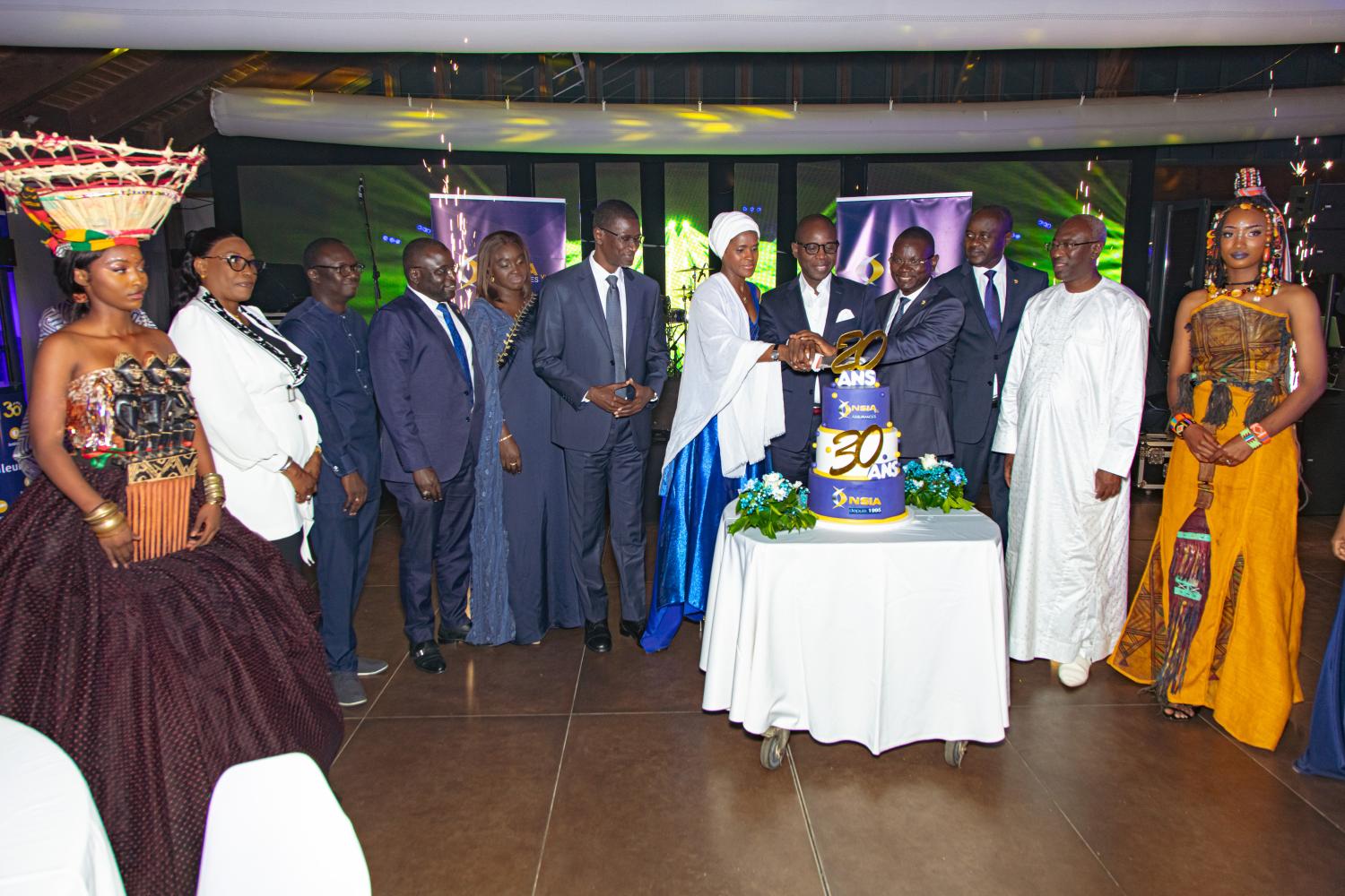 Découpe du gâteau de célébration des 20 ans de NSIA Assurances Vie en hommage au 30 ans du Groupe