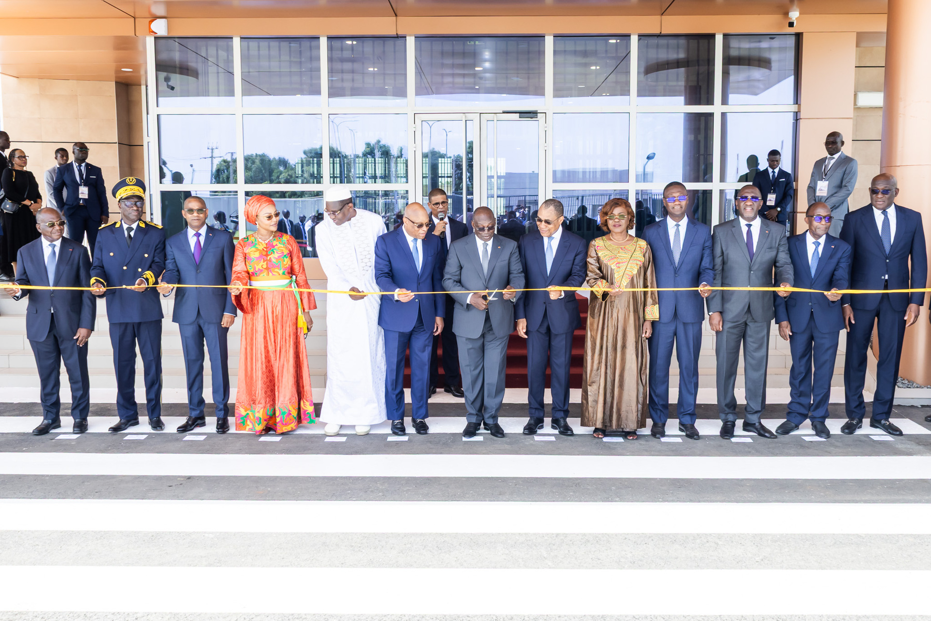 Coupure du ruban lors de l'inauguration de l'Agence Auxiliaire de la BCEAO à Odienné par le Vice Président de la Côte d'Ivoire Tiémoko Meyliet KONE