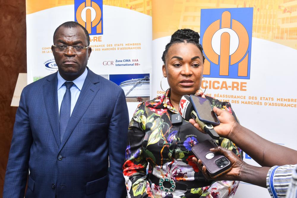 De gauche à droite Monsieur Karim DIARASSOUBA Directeur général de la CICA RE et Madame Aboui Antoni Marie Jubilaire, présidente du Conseil d’Administration
