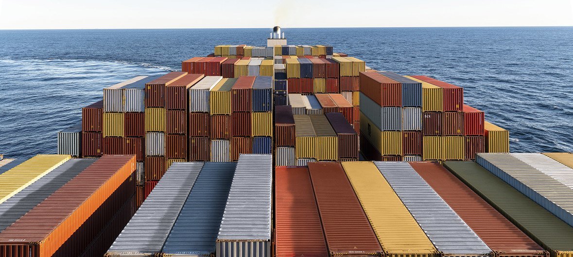 © MSC shipping Des containers sur un cargo.