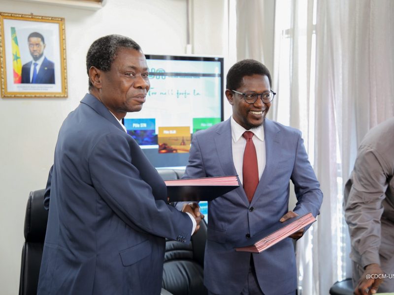 De gauche à droite Pr Samuel Ouya, Recteur de l’Unchk et Dahirou Thiam, Directeur général de l’Artp