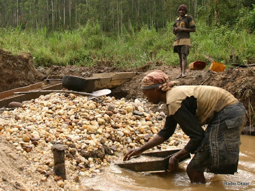 MINES : Un rapport met en exergue le travail des femmes dans l'activité artisanale et minière