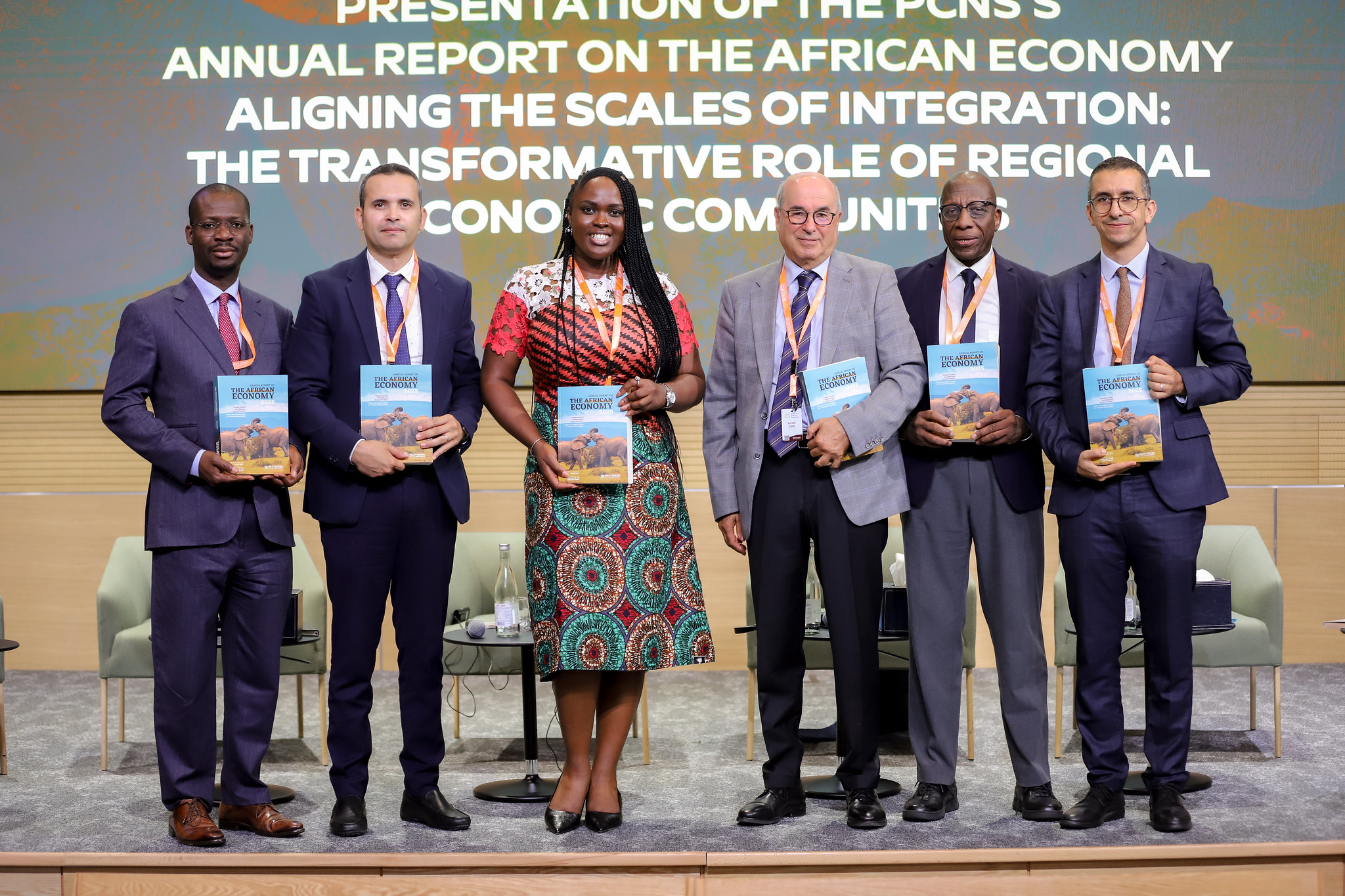 De gauche à droite,  M. Sampawende Tapsoba, Mohamed Mikou , Mme Mma Amara Ekeruche, Larabi Jaidi, Éric Tévoedjré et   Abdelaaziz Aït Ali