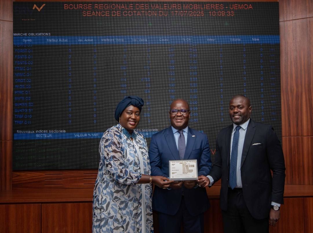 De gauche à Droite Madame Seynabou Fall Touré Directrice du marché des capitaux de Invictus Capital &Finance, Monsieur Eddoh Kossi Amenounvé Directeur général de la BRVM et Monsieur Isaac Mbaye Directeur général de Invictus Capital &Finance