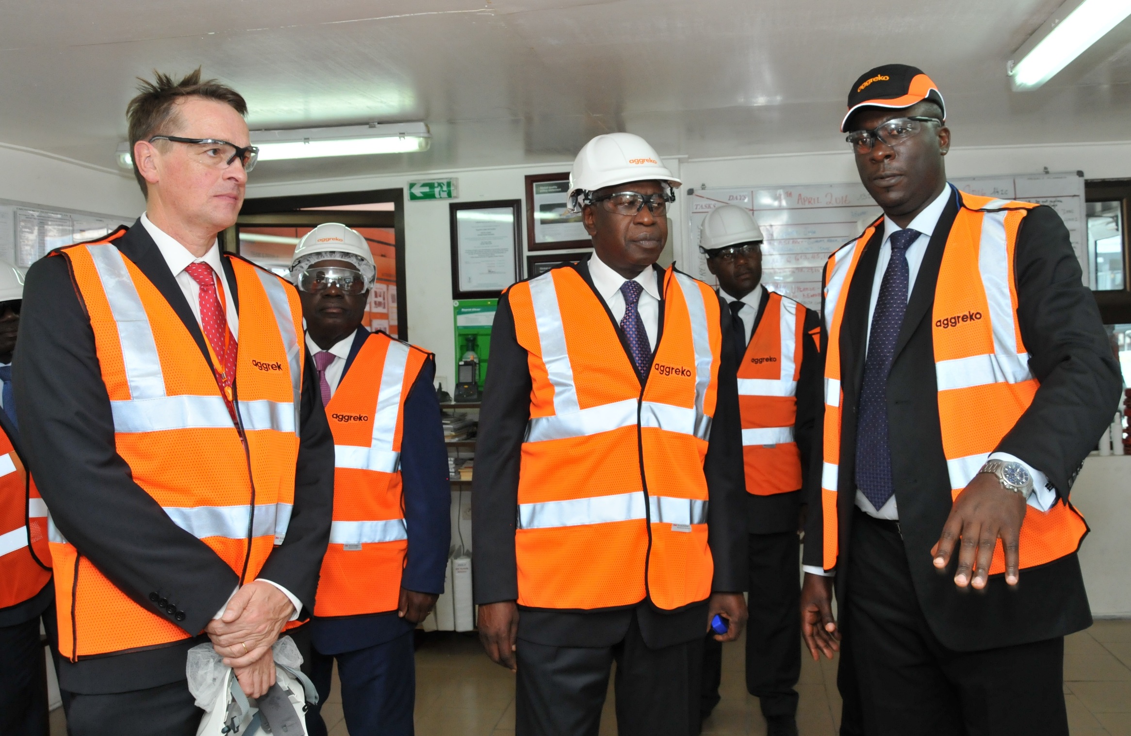 Energie : Adama Toungara accueille un ministre britannique sur le site de la centrale électrique d'Abidjan