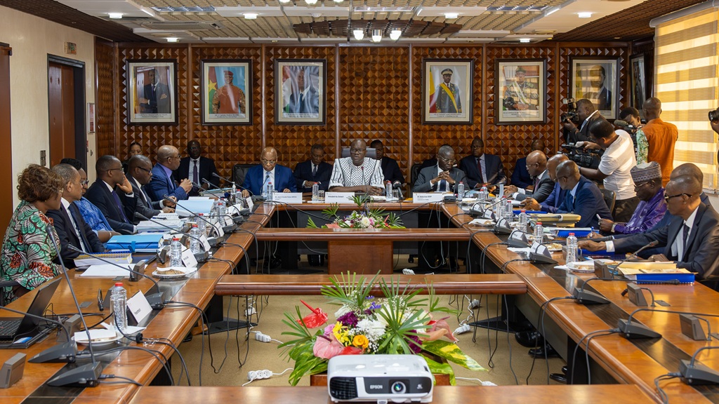 Session ordinaire du Conseil des Ministres de l'UEMOA à l’Agence Principale de la BCEAO à Cotonou, présidée par Aboubakar Nacanabo, Ministre de l’Economie et des Finances du Burkina Faso et Président du Conseil des Ministres de l'UEMOA