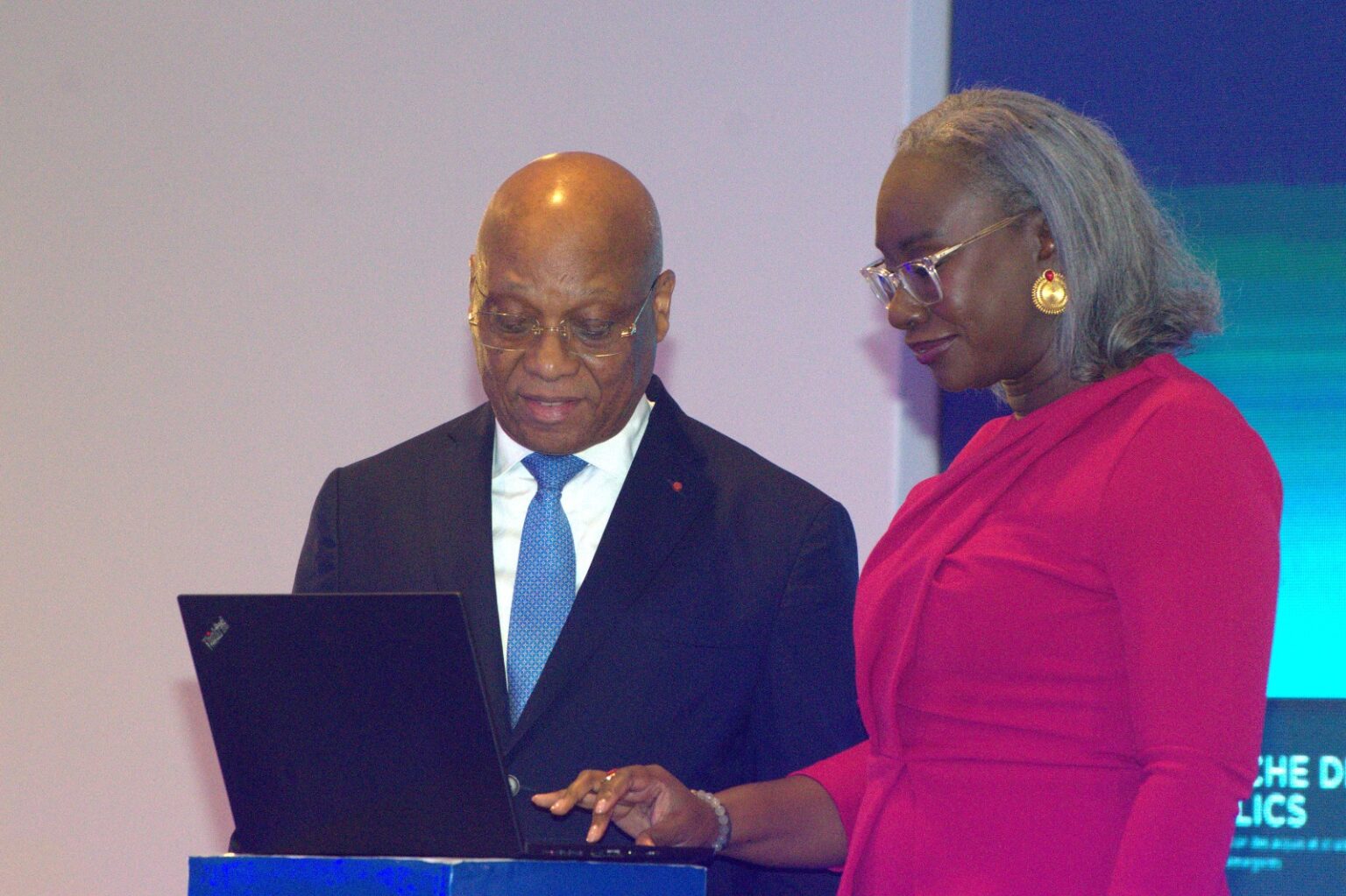 De gauche à droite , M. Jean Claude Kassi Brou, Gouverneur de la BCEAO et Madame Oulimata Ndiaye Diassé, Directeur de UMOA-Titres , procédant à l’activation et au lancement officiel de la plateforme électronique de cotation et de négociation des titres publics, baptisée UTMarché.