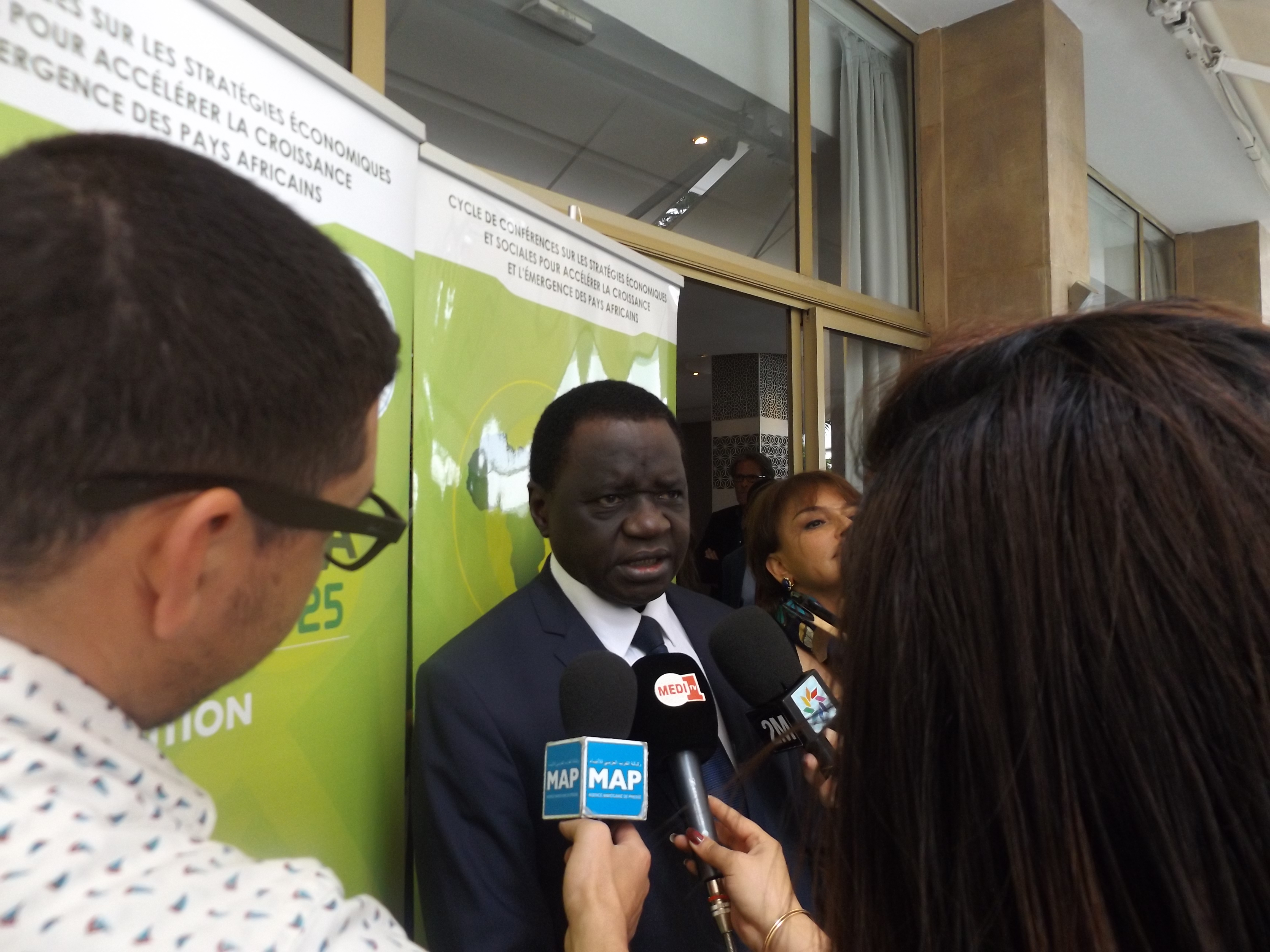 Wassalke Boukari, ministre de l`Environnement et du Développement durabe du Niger, faisant face  à la presse