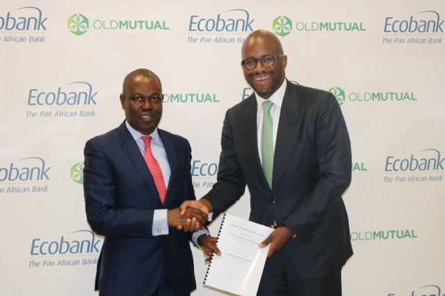 De Gauche à Droite : Le Directeur Général du Groupe Ecobank, Ade Ayeyemi, et le Directeur Général de Old Mutual Ralph Mupita