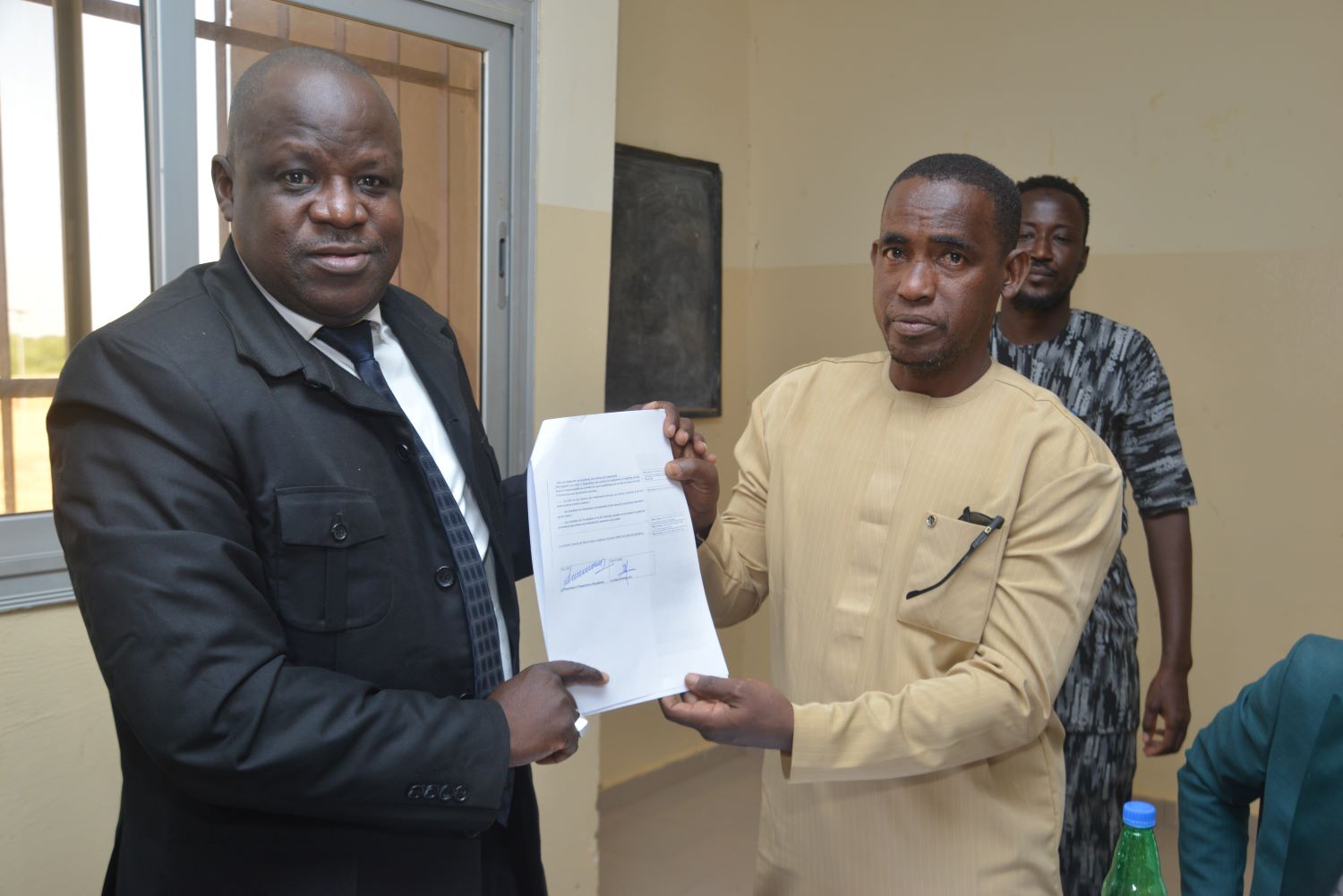 Signature Contrat de Performance entre l'Inspecteur d'académie de Saint Louis à gauche et le Proviseur de Walaldé à droite