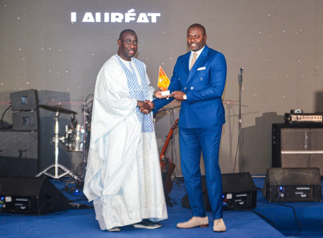 Isaac MBAYE à droite , Directeur général de Invictus Capital & Finance recevant son prix des mains du Directeur de la Dette publique du Sénégal , Monsieur Alioune DIOUF
