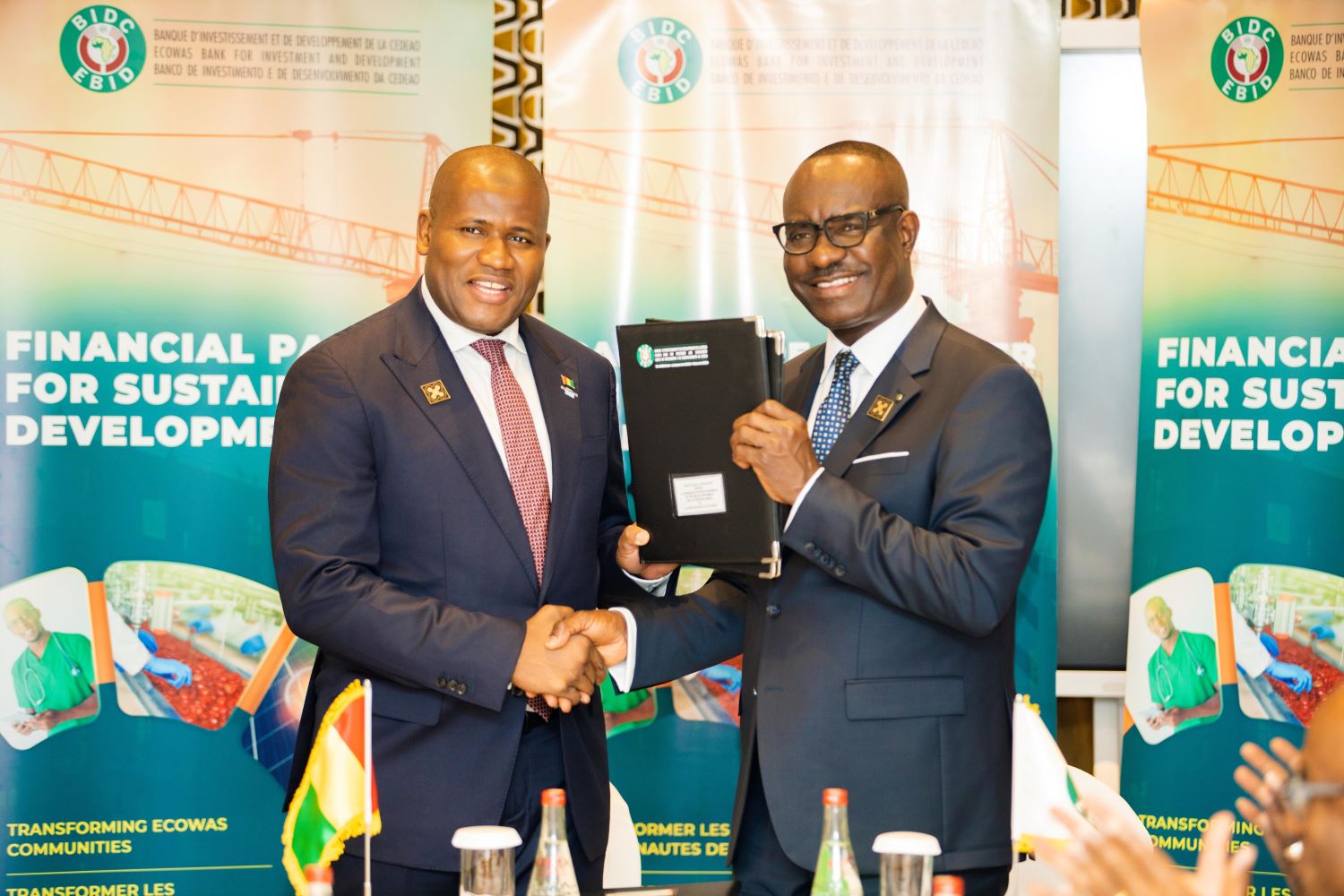 De gauche à droite, Ismael Nabé, Ministre du Plan, de la Coopération internationale et du Développement de la République de Guinée et Dr George Agyekum Donkor, Président de la Bidc