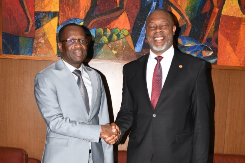S.E. Yvon Sana Bangui, Gouverneur de la Banque des États de l’Afrique centrale (BEAC), (à gauche), et Mike Ogbalu III – Directeur général du PAPSS (à droite) lors de leur rencontre à Yaoundé, Cameroun