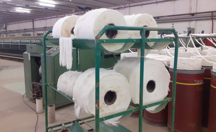 Domitexka                                                                                                                               Après la récolte et l'égrenage, le coton est filé en longues fibres continues destinées au tissage. Renforcer ces capacités industrielles en Afrique permettrait de retenir une plus grande part de la valeur générée par la filière.