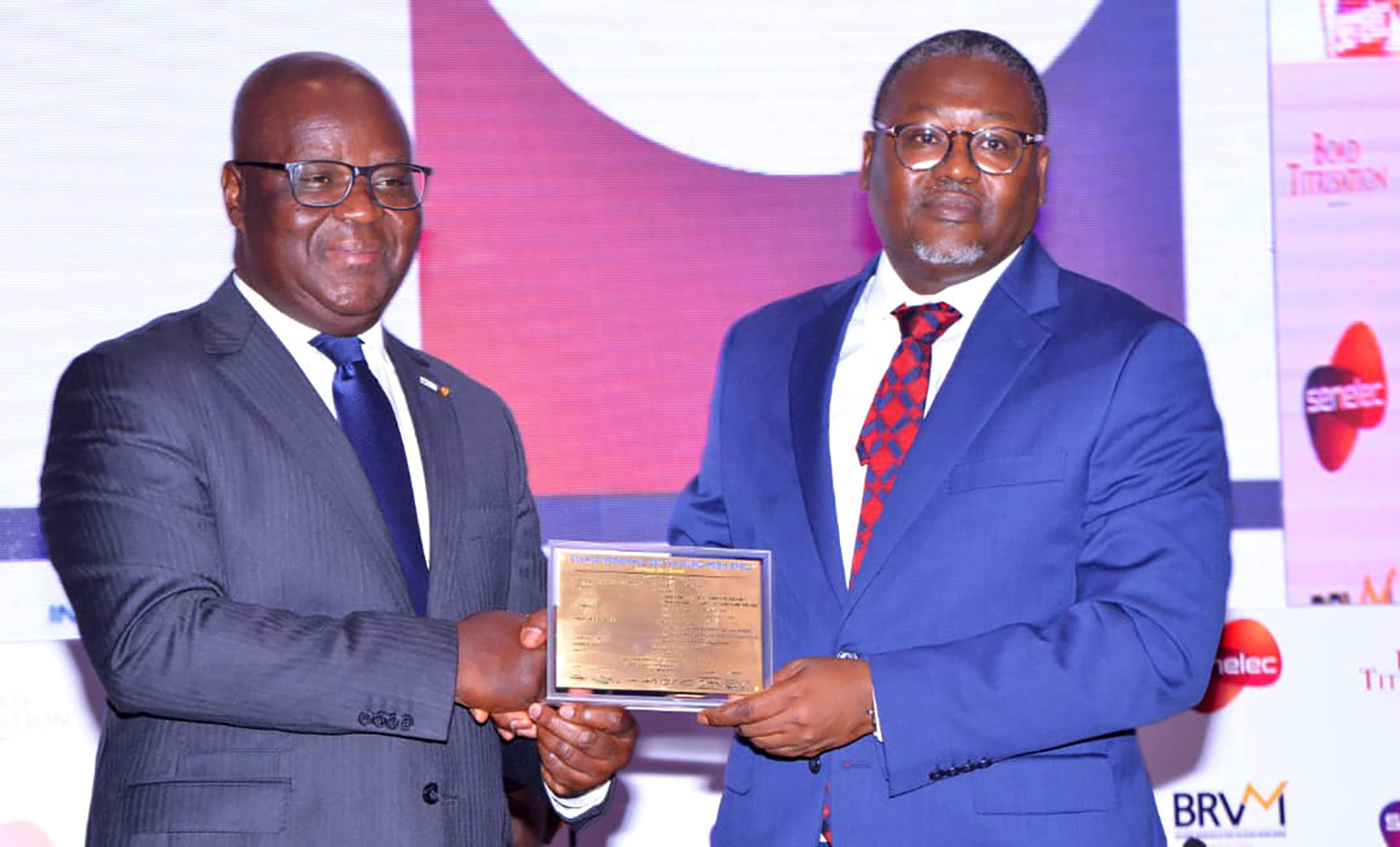 De gauche à droite, Dr Edoh Kossi Aménounvé Directeur général de la BRVM et Papa Toby Gaye , Directeur général de la Senelec