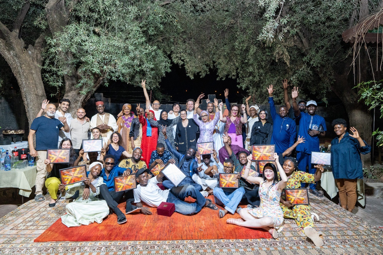Photo de famille de JamSalam 2026 réunissant les artistes, les équipes du Club Afrique Développement, d'Al Maqam, de la Fondation Attijariwafa bank ainsi que les référents JamSalam des 15 pays de présence du Groupe en Afrique.