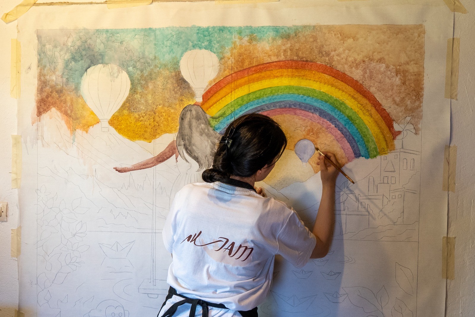Sabra Ben Fradj, artiste peintre représentant la Tunisie, en création durant la Résidence JamSalam 2026.