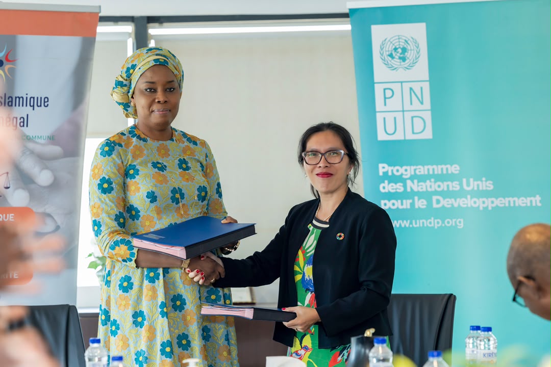 De gauche à droite, Mme Aminata Faye Seck, directrice générale de la Bis et Mme Catherine Phuong, représentante résidente par intérim du Pnud au Sénégal