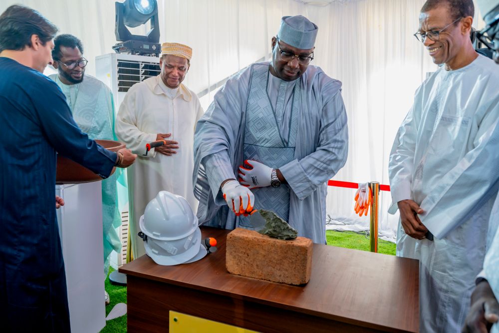 Pose de la pierre du futur siége de CBAO par Moussa Balla Fofana, ministre de l'urbanisme, des collectivités territoriales et de l'aménagement des territoires.