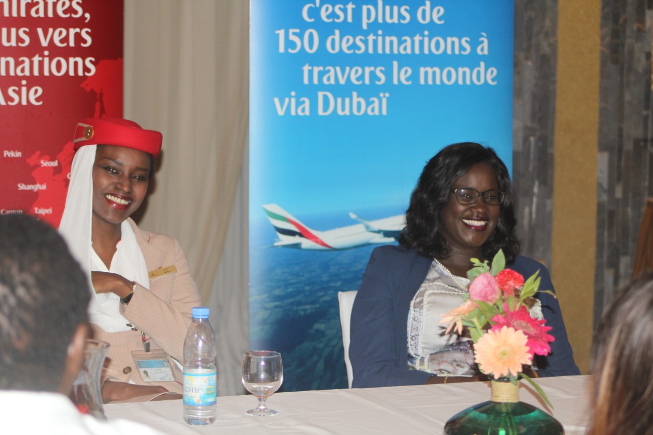 De gauche à droite , Oumou SY hotesse de l’air et Fatou Ndiaye  responsable commerciale à l'agence de Dakar
