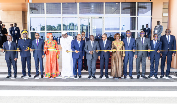 Coupure du ruban lors de l'inauguration de l'Agence Auxiliaire de la BCEAO à Odienné par le Vice Président de la Côte d'Ivoire Tiémoko Meyliet KONE