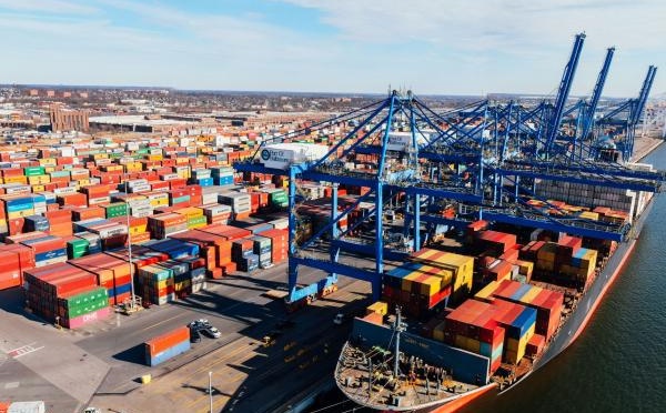 Le commerce mondial a augmenté de 300 milliards de dollars au premier semestre 2025, tiré par les importations américaines et les exportations européennes