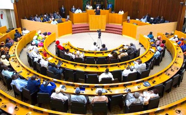 Sénégal : Les députés en session extraordinaire pour rétablir les droits et taxes sur l'importation des téléphones